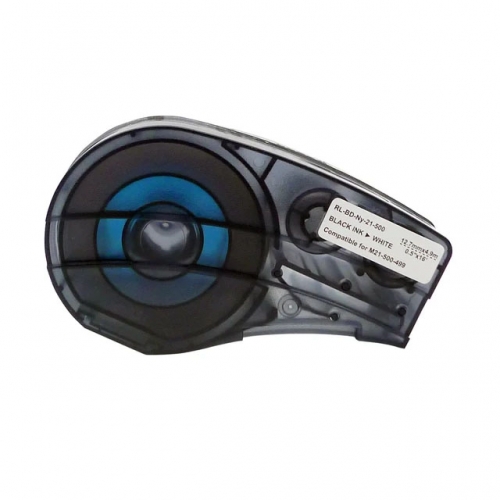 Su Brady M21-500-499 suderinamos etikečių juostos, juoda spauda baltame fone, 12,7 mm × 4,88 m